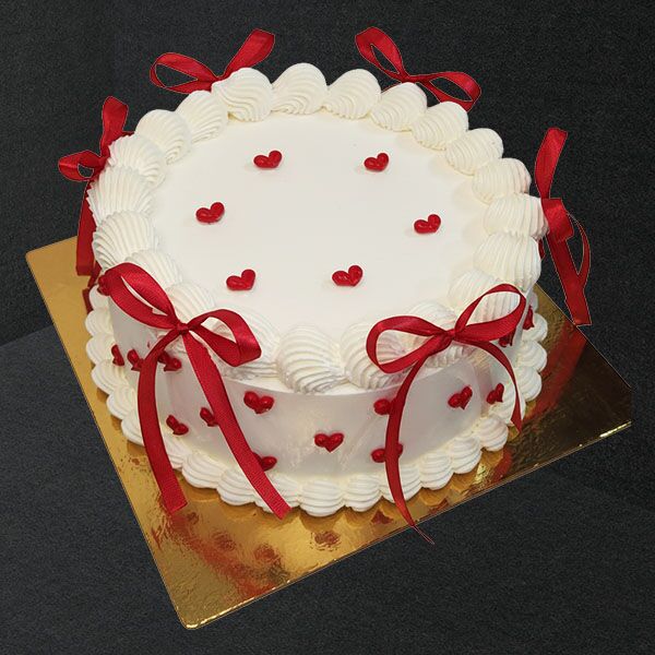 romantic red ribbon cake