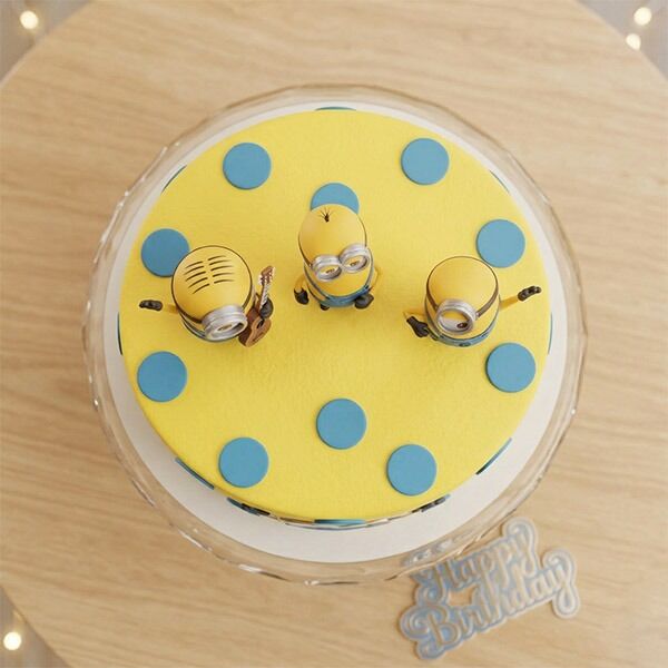 minion party celebration cake top view