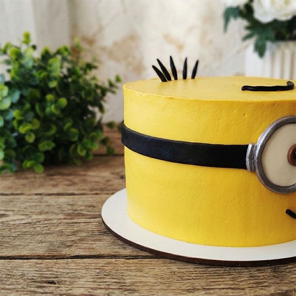 cute minion smile cake side view