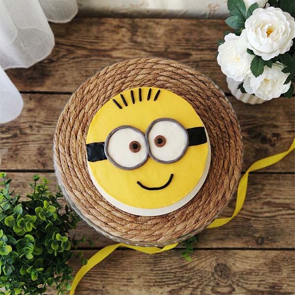 cute minion smile cake top view