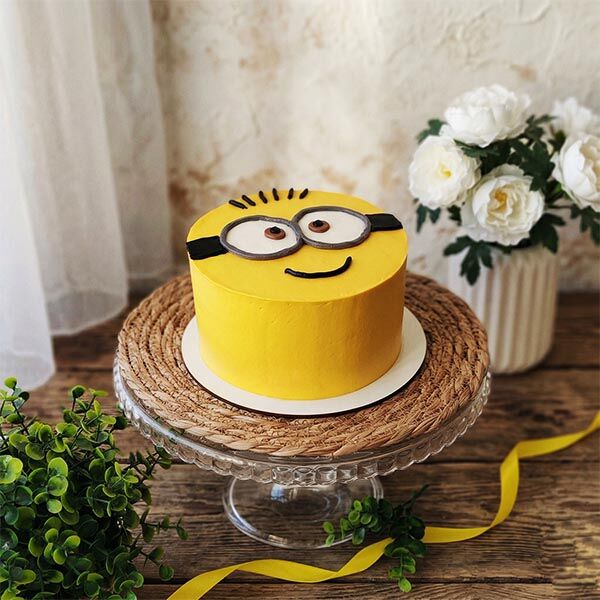 cute minion smile cake