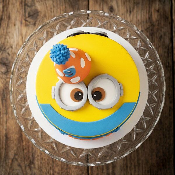 minion birthday cap cake top view