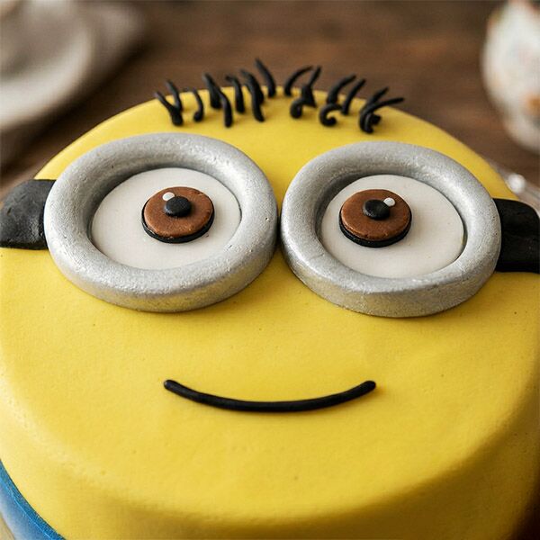 minion face cartoon cake top view