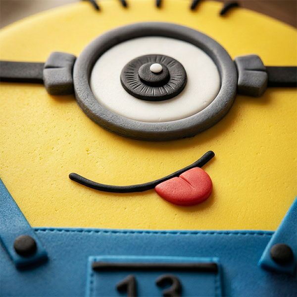 single eye minion cake top