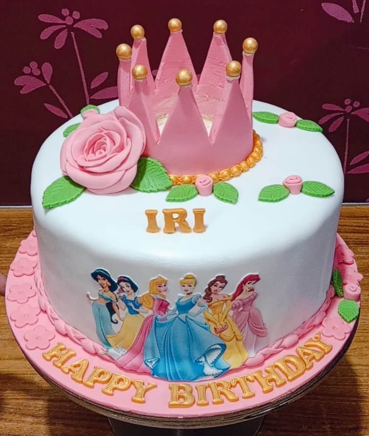 snow dolls crown theme cake