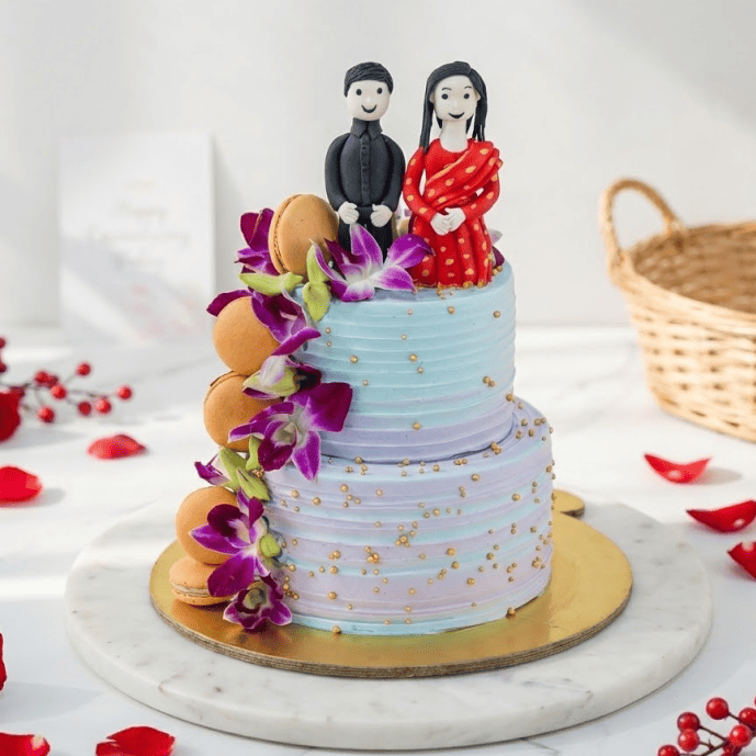 traditional couple wedding macaron cake