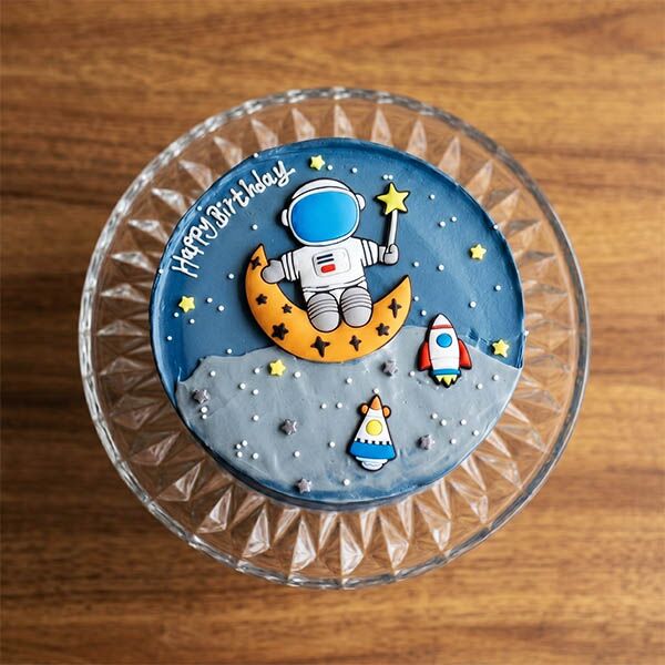 moon & astronaut birthday cake top view