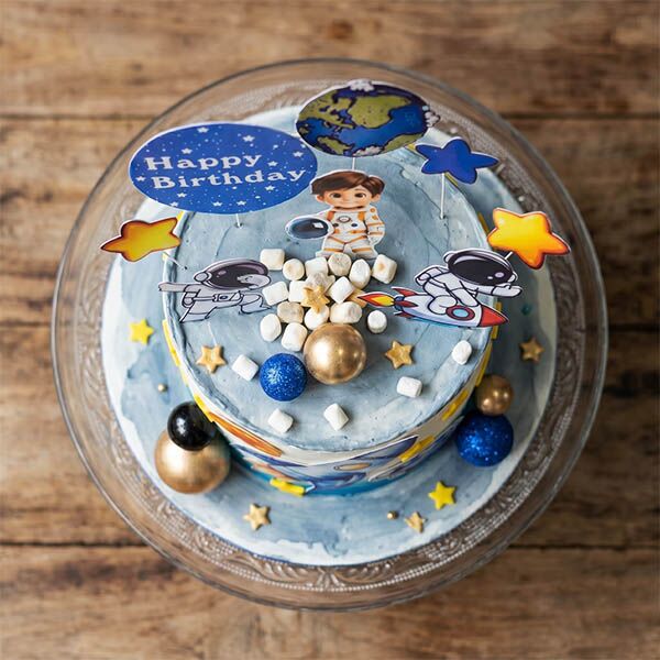 space astronaut topper cake top view