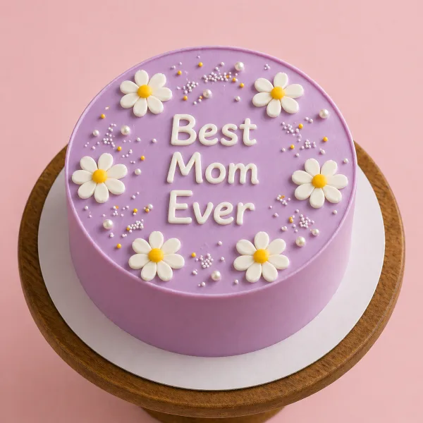 Purple minimalist cake with "Best Mom Ever" text and white daisies