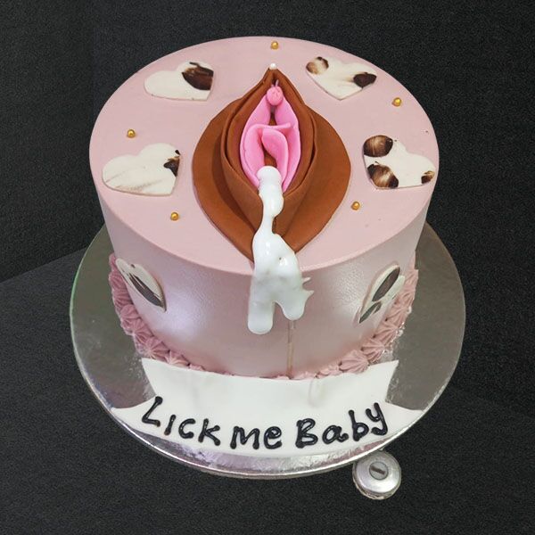 vagina shaped birthday cake