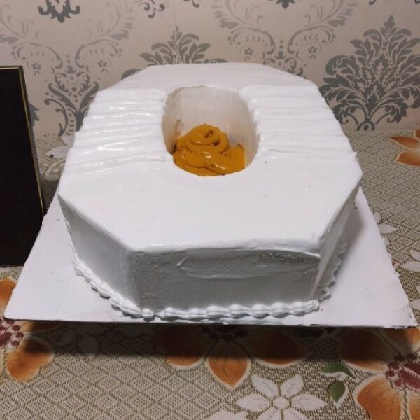June special toilet cake Tag ur friends 😂 . . . . . . . #friend #toilet  #june #viral #cake #instagood #zbakers | Instagram
